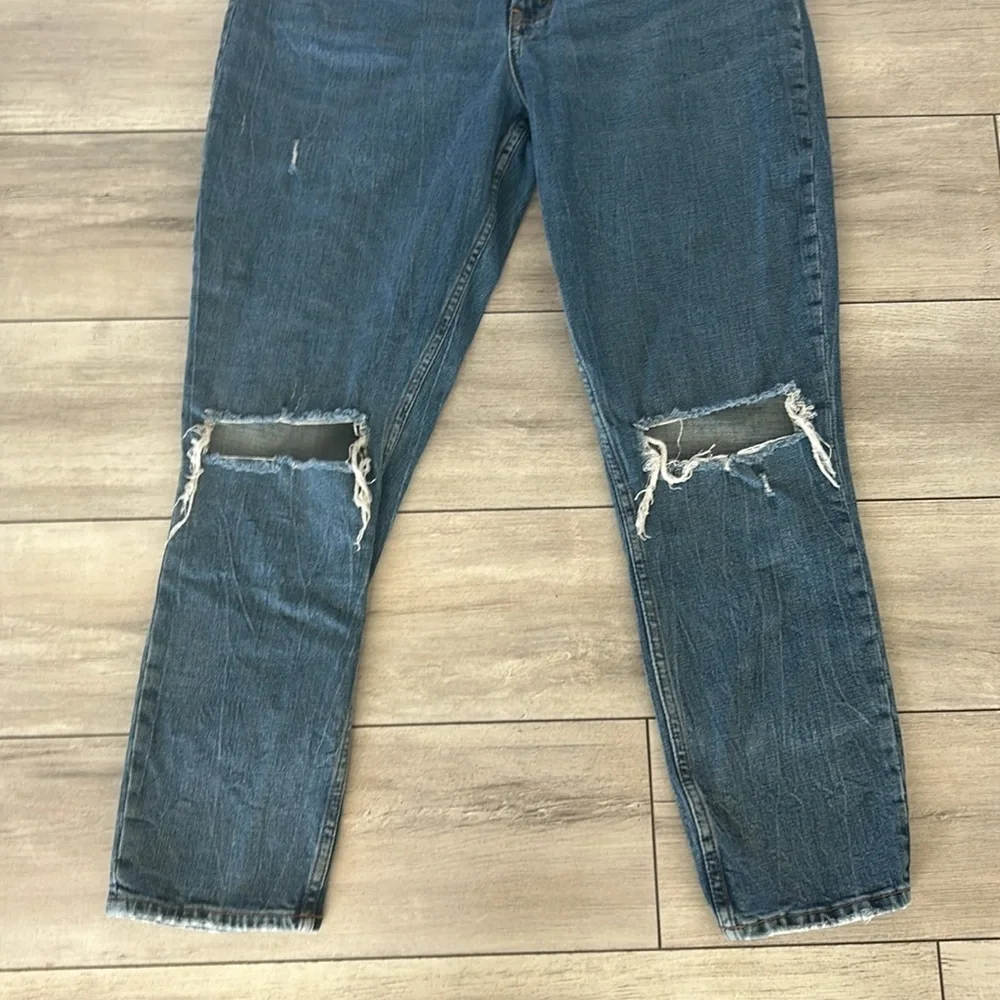 Abercrombie The Skinny High Rise jeans size 31 busted knee